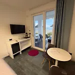 לינה וארוחת בוקר Marina Seaside *