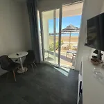 לינה וארוחת בוקר Marina Seaside
